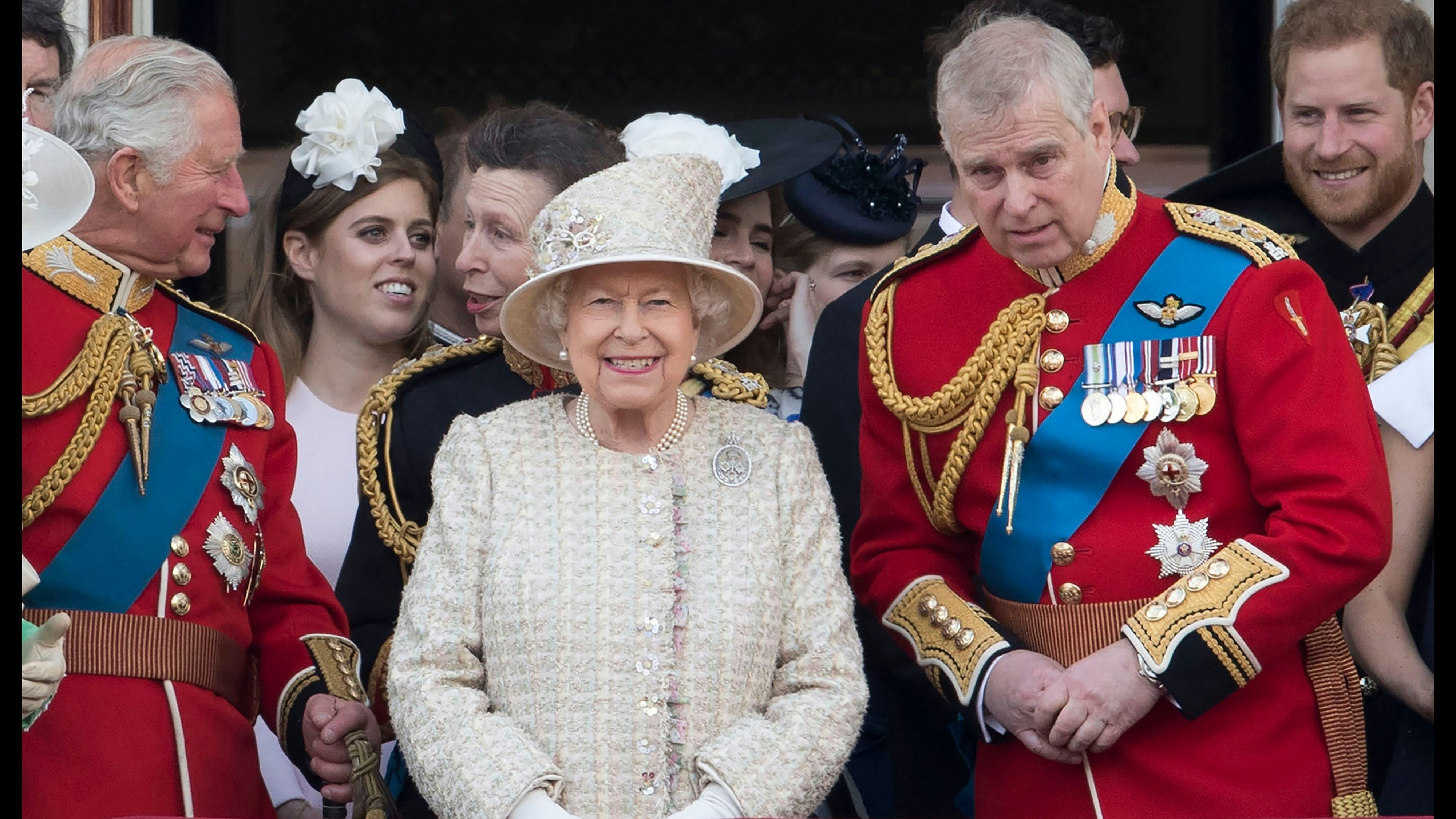 Download von www.picturedesk.com am 13.06.2022 (09:11).  13/01/2022. London, United Kingdom. 2019 FILE PIC of Prince Andrew, Duke of York, with Queen Elizabeth II and Prince Charles at Trooping the Colour in London. Picture by Stephen Lock / i-Images / eyevine :...http://. - 20220114_PD6712 - Rechteinfo: Rights Managed (RM)