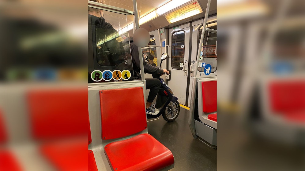 Der Rollerfahrer sorgt am Freitag für den ein oder anderen Lacher in der U3.