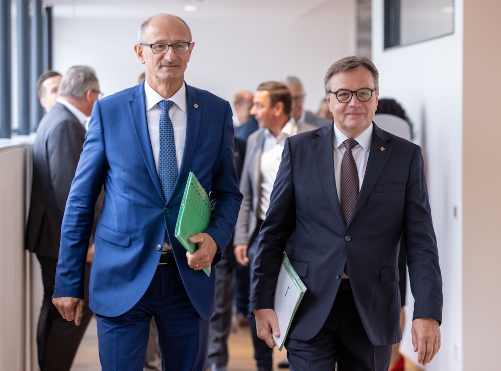 Am Montag macht Tirols Landeshauptmann Günther Platter (re.) seinen Rückzug aus der Politik offiziell. Anton Mattle (li.) wird als LH nachfolgen. 