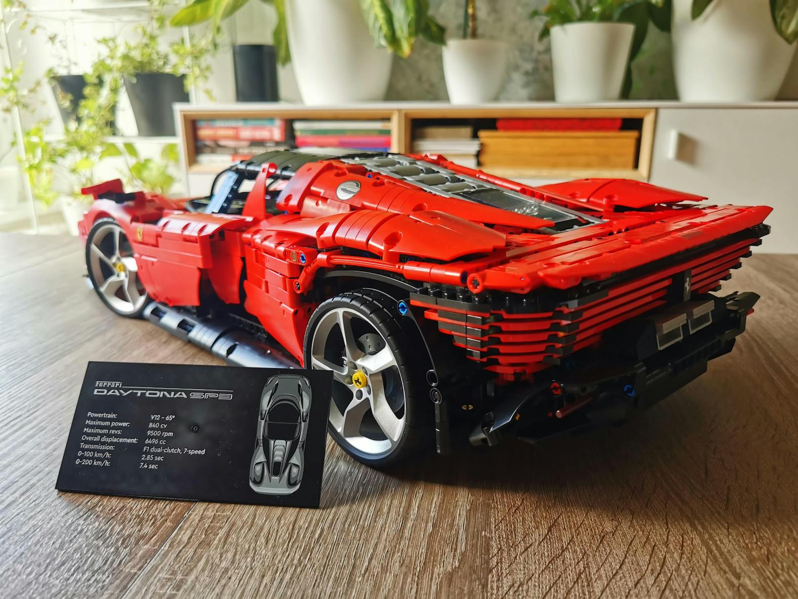 Um 400 Euro statt um zwei Millionen darf man sich nun den LEGO Ferrari Daytona SP3 ins Regal stellen.