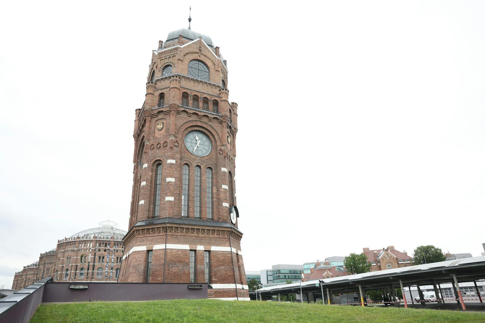 Das Restaurant und Kommunikationszentrum der Wiener Netze ist zwischen&nbsp;zwei besonderen Baudenkmälern situiert, dem Gasometer (im Hintergrund auf der linken Seite zu sehen) und dem Wasserturm.