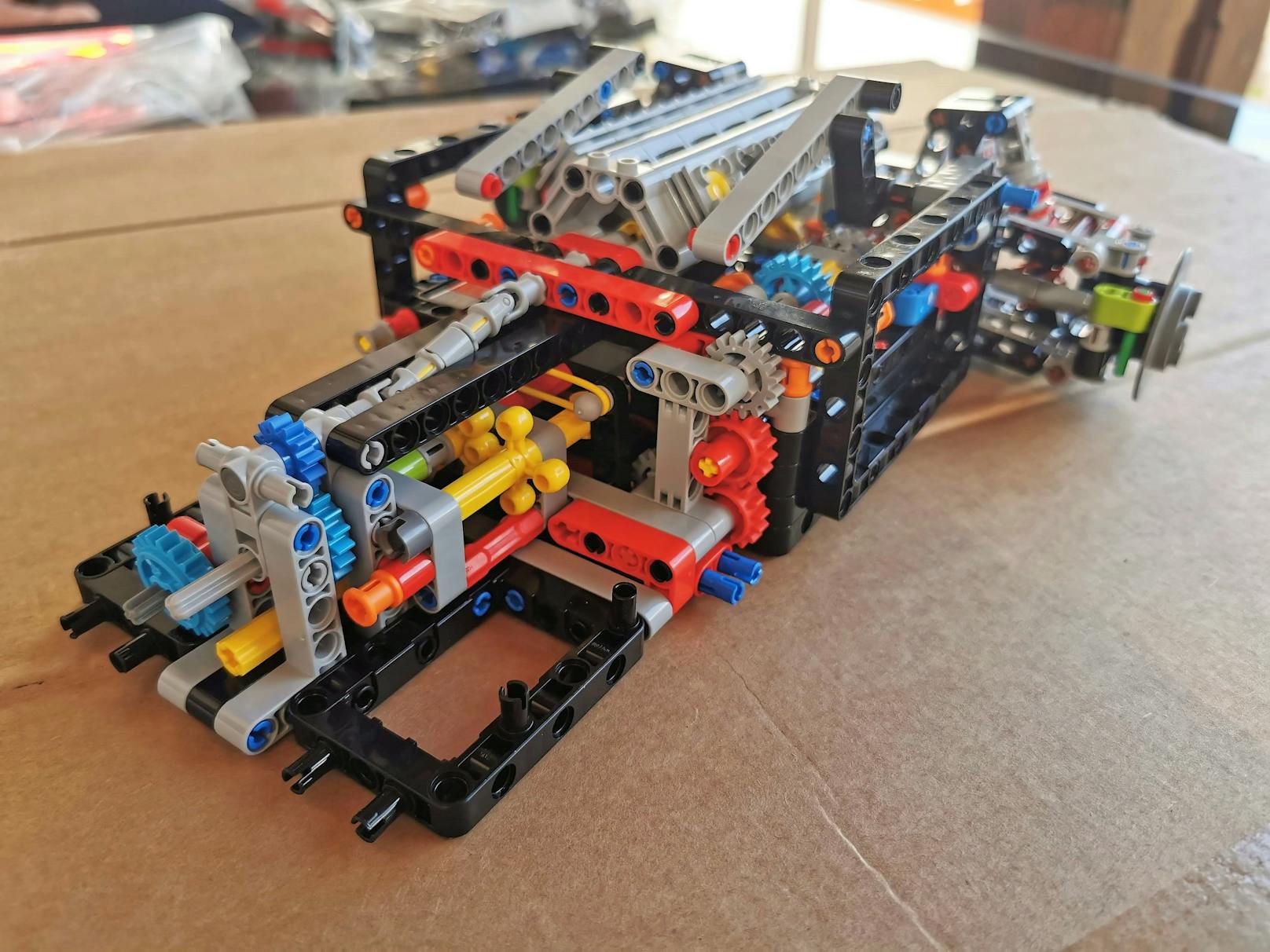 15 bis 20 Stunden, vielleicht mehr, muss man für das LEGO-Modell dabei locker einberechnen.&nbsp;Trotz seiner immensen Größe – der fertige Wagen ist rund 14...