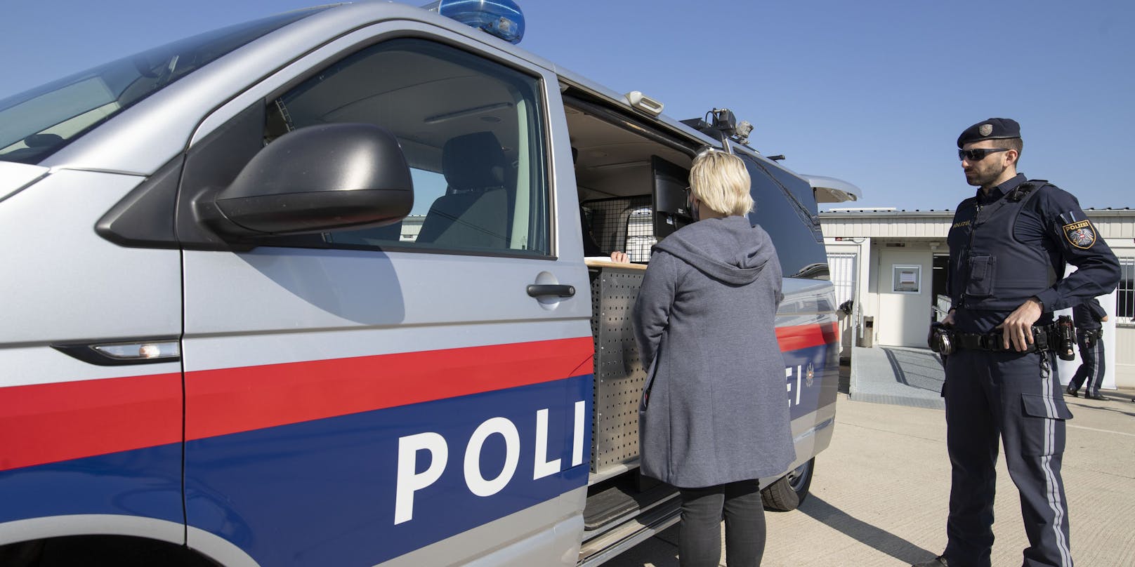 Ein Polizeibus zur mobilen Datenerfassung von geflüchteten Menschen am Grenzübergang zwischen Österreich und Ungarn in Nickelsdorf.