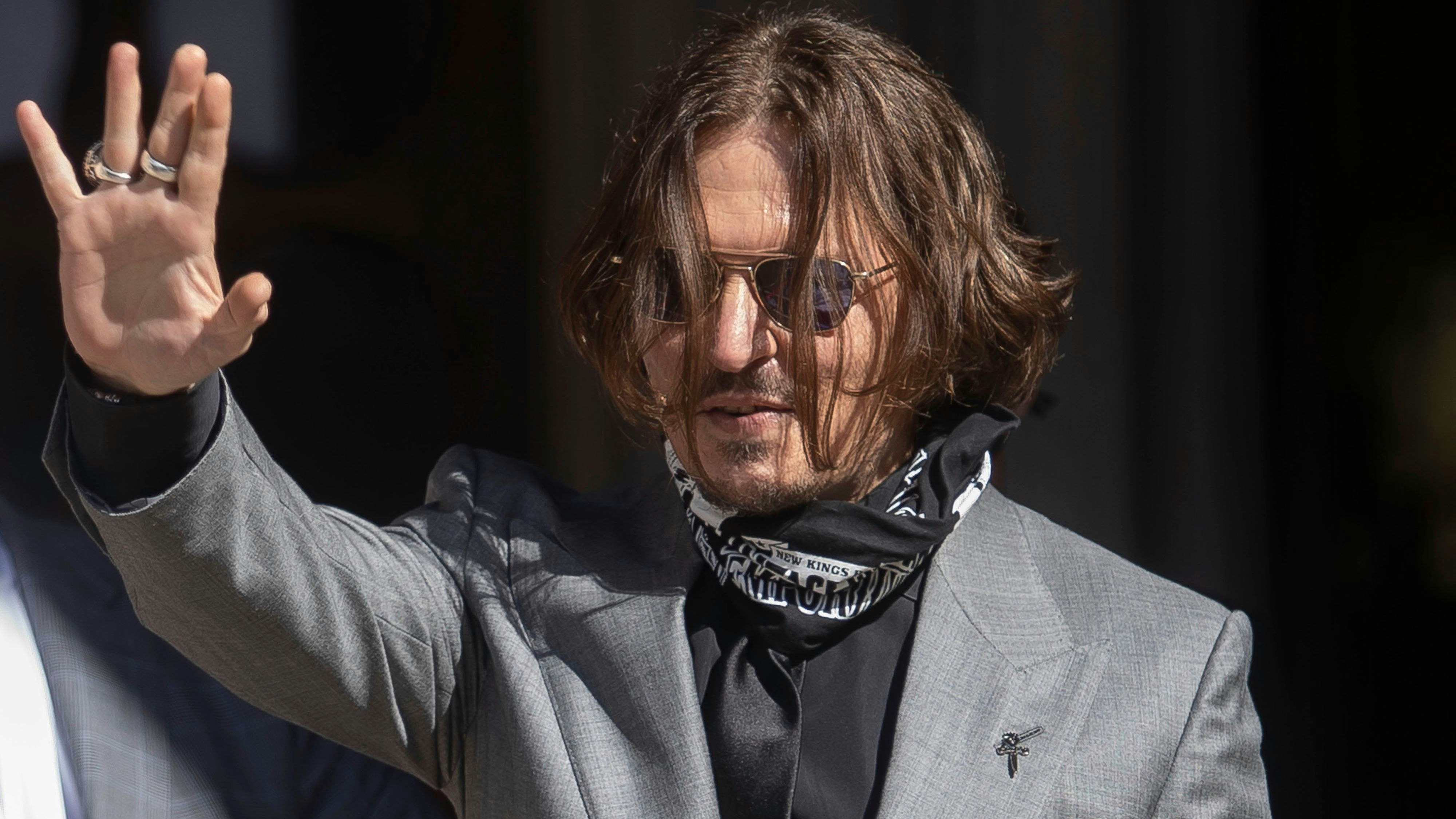 Download von www.picturedesk.com am 13.06.2022 (12:26).  Johnny Depp is greeted by fans as he arrives at the High Court in London on the final day of his libel case against a British tabloid The "Pirates of the Caribbean" star is suing News Group Newspapers, publisher of The Sun, and the newspaper´s executive editor, Dan Wootton, at the High Court in London over an April 2018 article that called him a "wife-beater." © Jeff Moore / eyevine :.. .http:/// - 20200728_PD5504 - Rechteinfo: Rights Managed (RM)