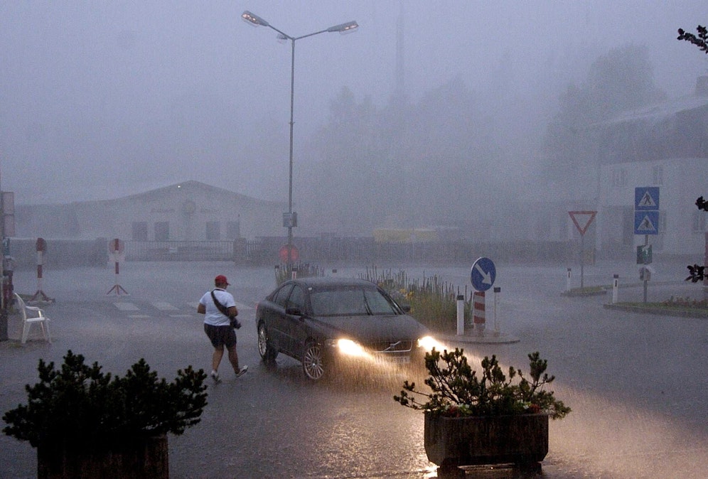 Heftige Unwetter ziehen über Österreich, im Westen schüttet es bereits wie aus Kübeln.