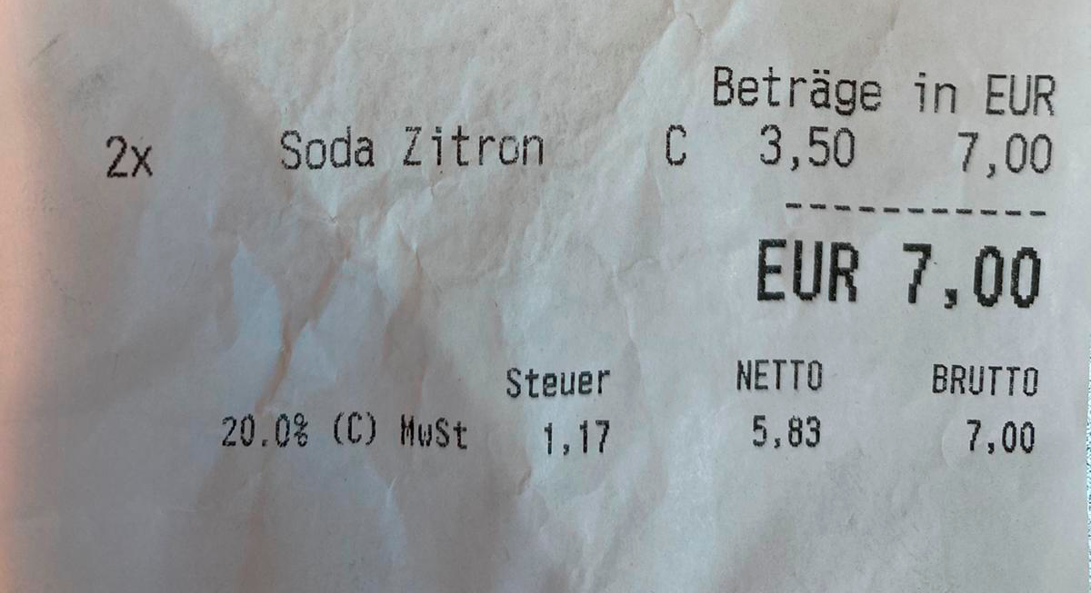 Zwei Personen blechen in Wien 7 Euro, um diesen Sommer gegen die Dehydration anzukämpfen.