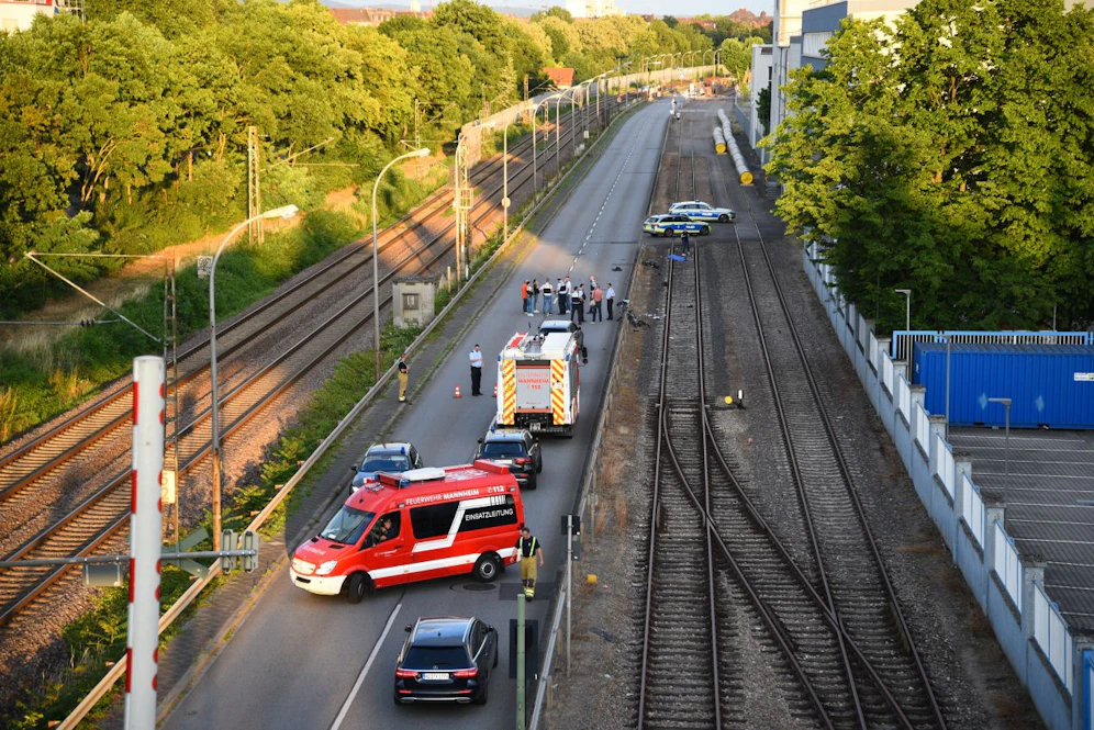 Eine Radfahrerin wird getötet, drei weitere schwer verletzt: Die Einsatzkräfte vor Ort in Mannheim. (12. Juni 2022)