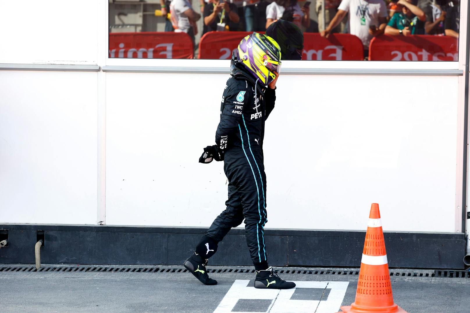 Lewis Hamilton quälen in Baku schwere Rückenschmerzen.