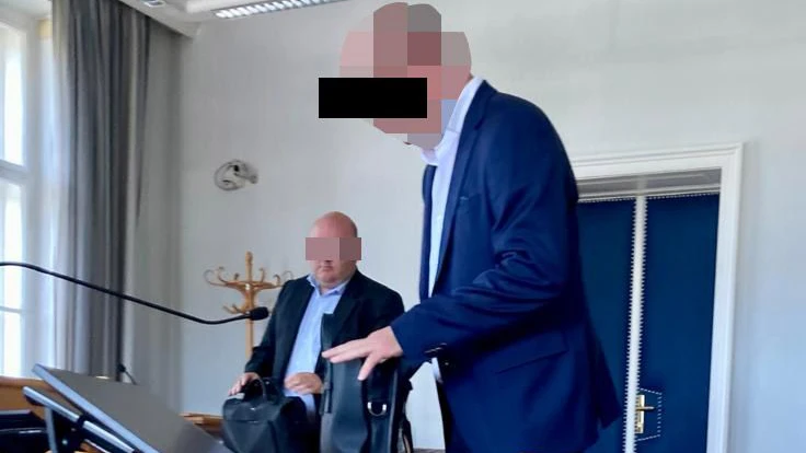 Der Angeklagte (re.)