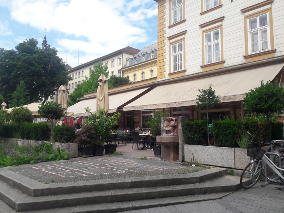 Im Cafe Traxlmayr kosten 0,25 Liter Wasser mit Zitrone 3,20 Euro.