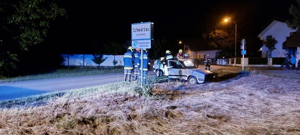 Die Feuerwehr bei der Bergung.