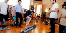 Wiederkehr rollte am Skateboard durchs Jugendparlament