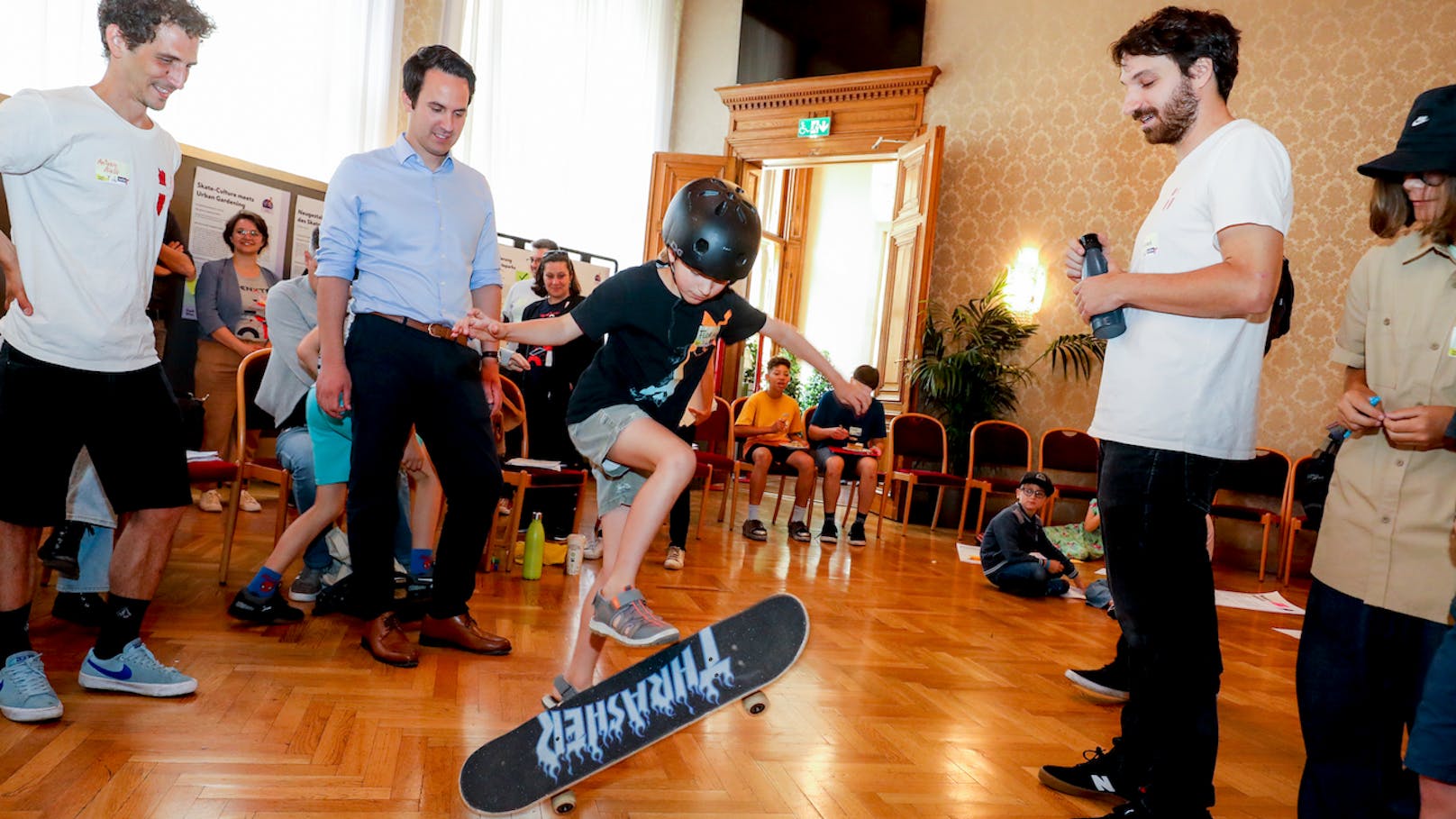 Jugendstadtrat und Vizebürgermeister Christoph Wiederkehr (Neos) traf beim Kinder- und Jugendparlament auf begeisterte Skateboarder.
