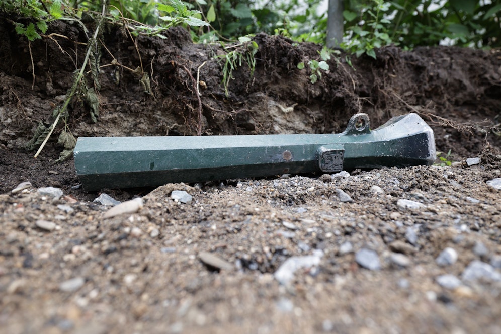 Die mutmaßliche Tatwaffe: ein 14 Kilo schwerer Poller aus Eisen.