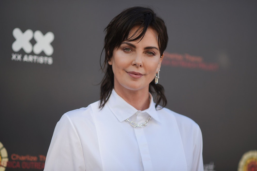 Charlize Theron ist ein wahres Style-Chamäleon! Selbst Schwarz und Vokuhila stehen ihr.