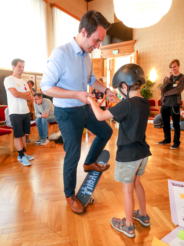 JChristoph Wiederkehr (Neos) versuchte sich als Skateboarder.