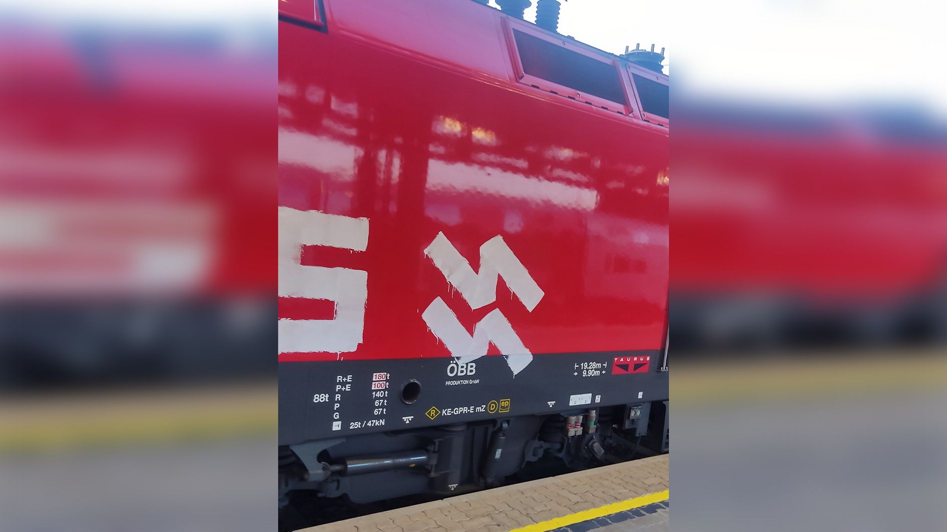 Die Lokomotive des ÖBB-Zugs nach Wien-Meidling wurde von Unbekannten mit nationalsozialistischen Symbolen beschmiert.
