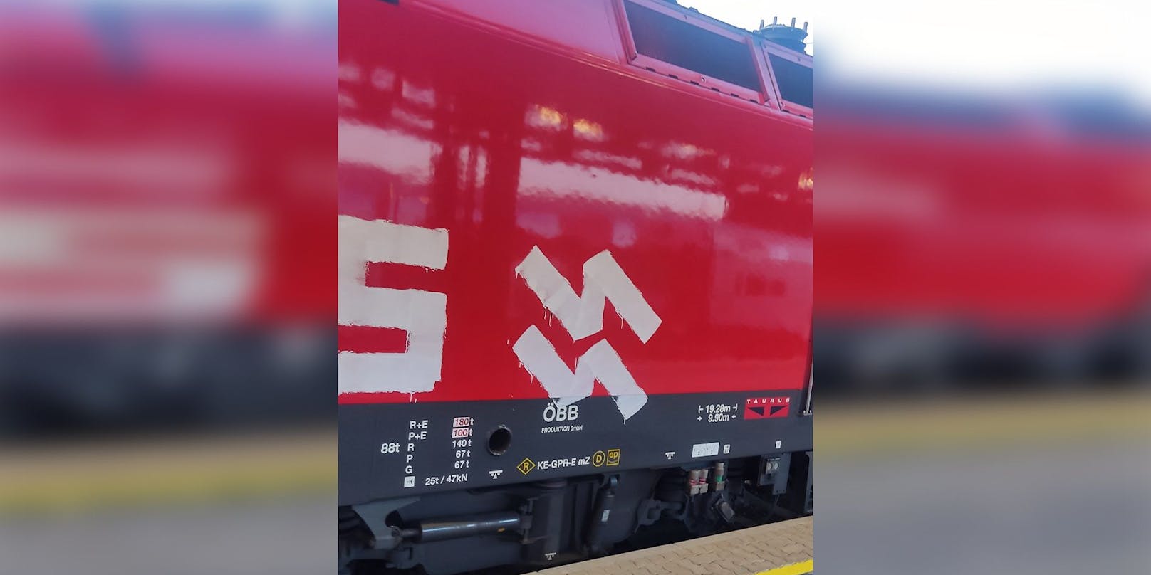 Die Lokomotive des ÖBB-Zugs nach Wien-Meidling wurde von Unbekannten mit nationalsozialistischen Symbolen beschmiert.