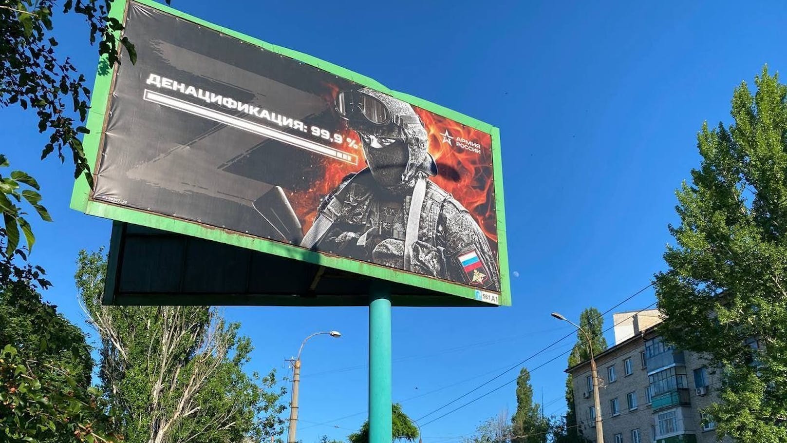 Russische Propaganda-Plakate in Luhansk: "Entnazifizierung: 99,9 %."