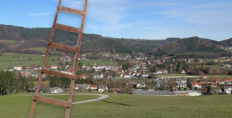 Rohrbach an der Gölsen im Überblick und Symbolfoto einer Leiter.
