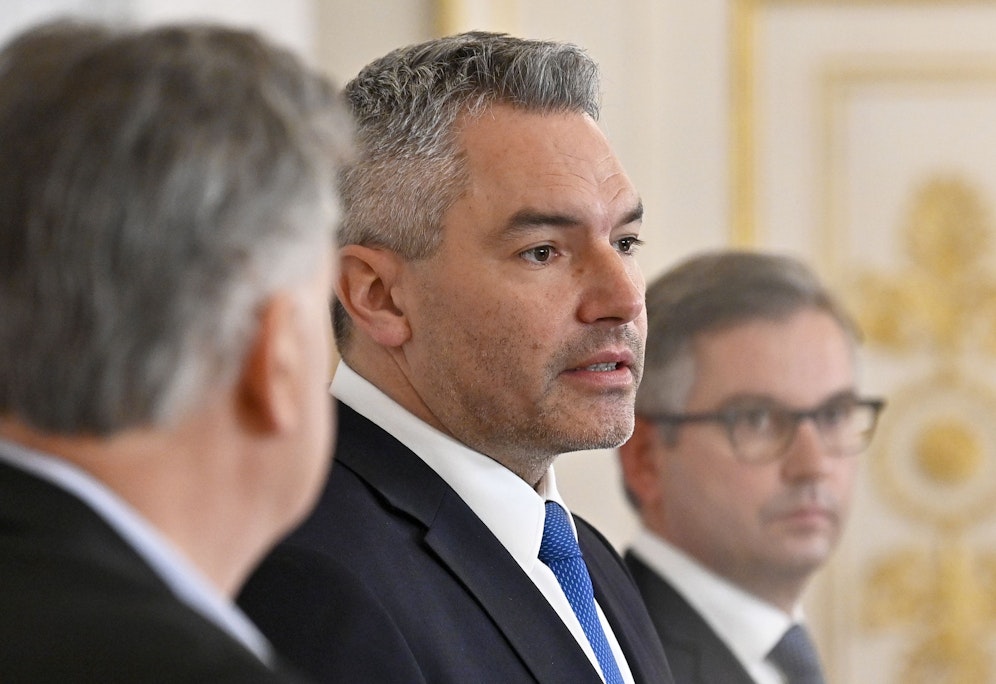 (v.l.), Vizekanzler Werner Kogler (Grüne), Bundeskanzler Karl Nehammer (ÖVP), Finanzminister Magnus Brunner (ÖVP).