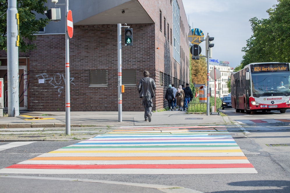 Am Wiener Gürtel: Ein Zebrastreifen in Regenbogenfarben