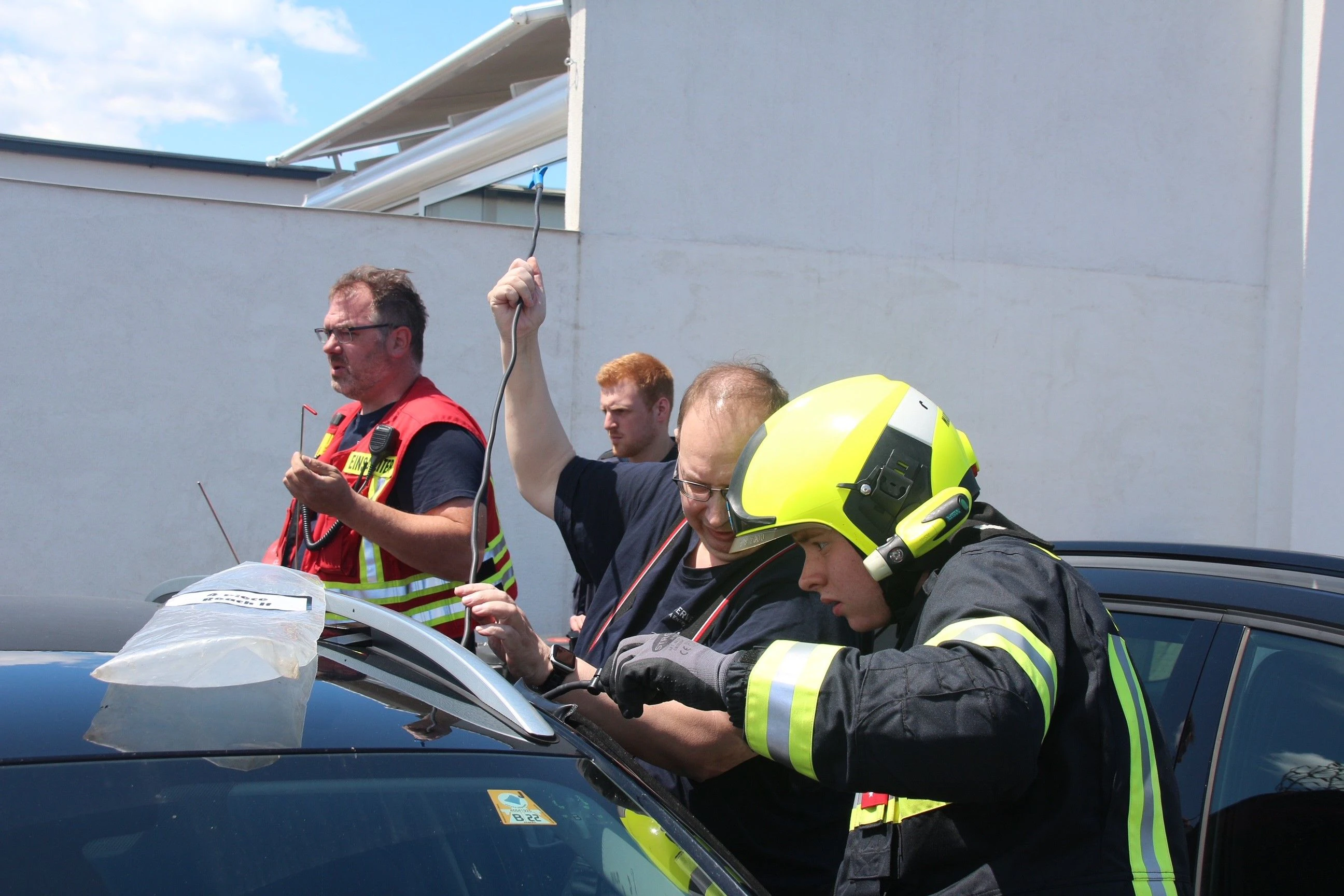 Die Feuerwehr befreite das Kind aus dem Wagen.