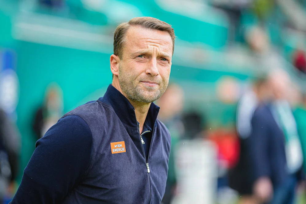 Ferdinand Feldhofer blickt gespannt nach Nyon. 