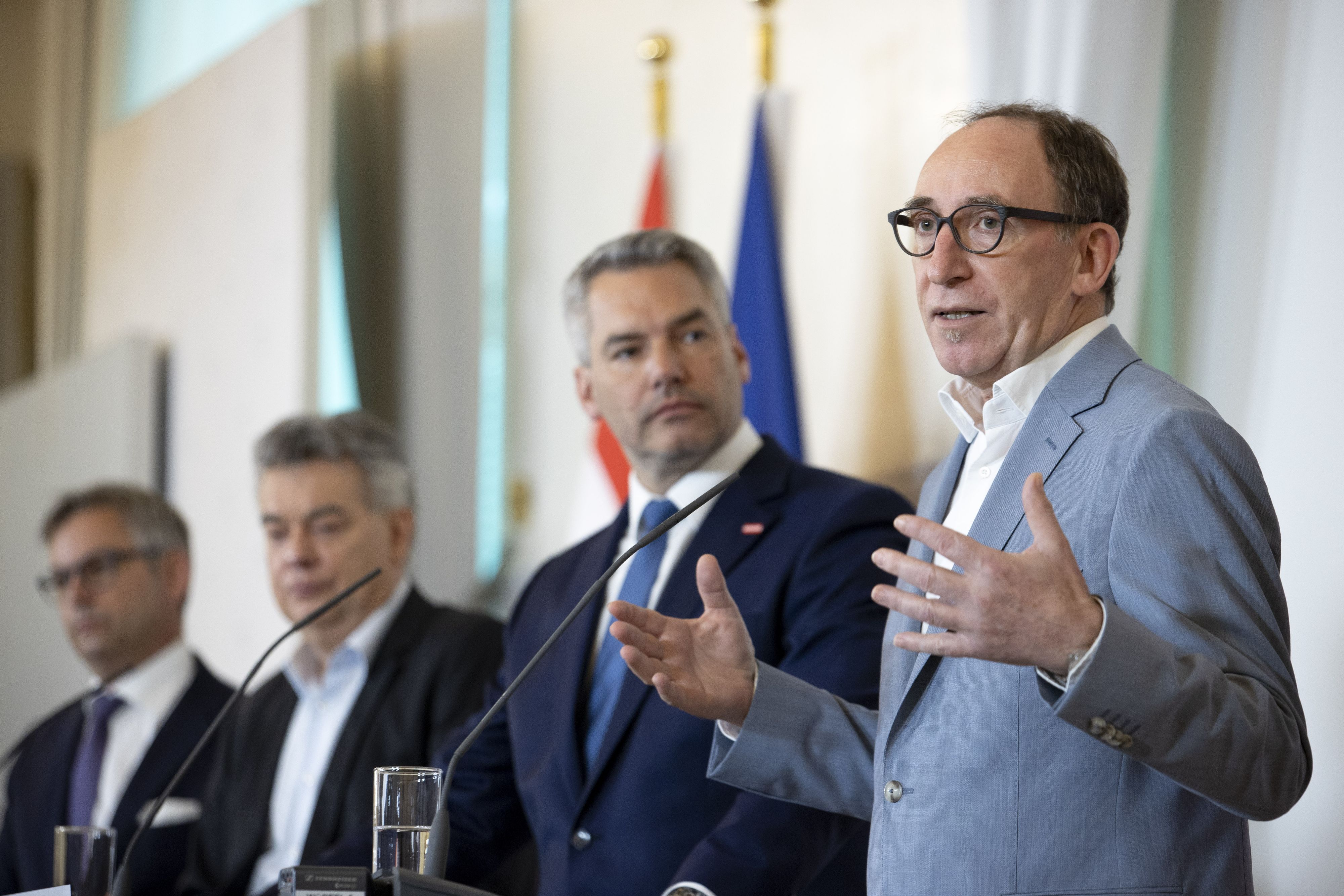 v.ln.r.: Finanzminister Magnus Brunner (ÖVP), Vizekanzler Werner Kogler (GRÜNE), Bundeskanzler Karl Nehammer (ÖVP) sowie Gesundheitsminister Johannes Rauch (GRÜNE) am 14. Juni 2022 während der Pressekonferenz zum 28 Milliarden Euro schweren "Geld-zurück-Paket" gegen die Teuerung.