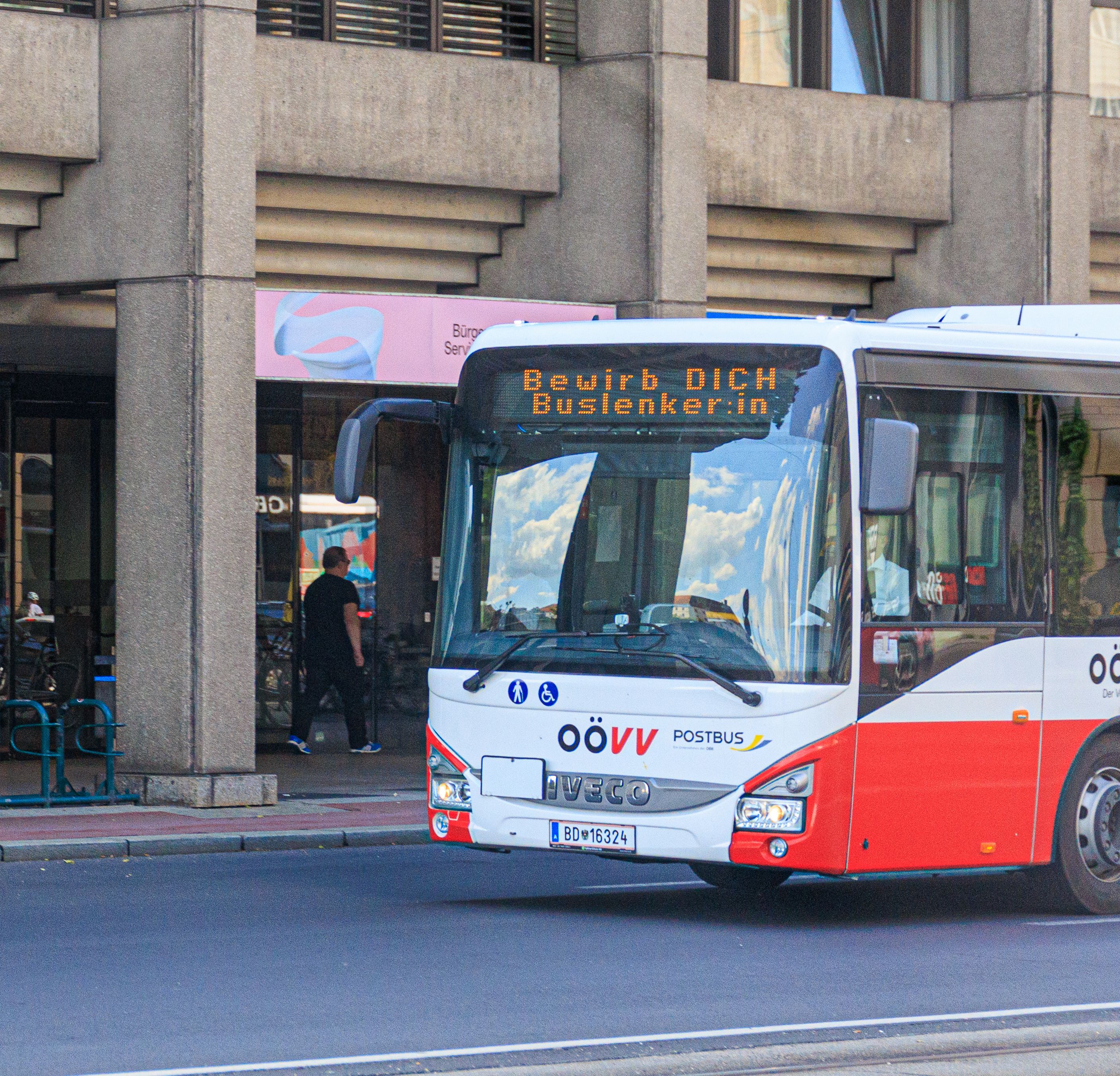 Der OÖ-Verkehrsverbund nutzt auch seine Bus-Anzeigetafeln, um Personal zu finden.