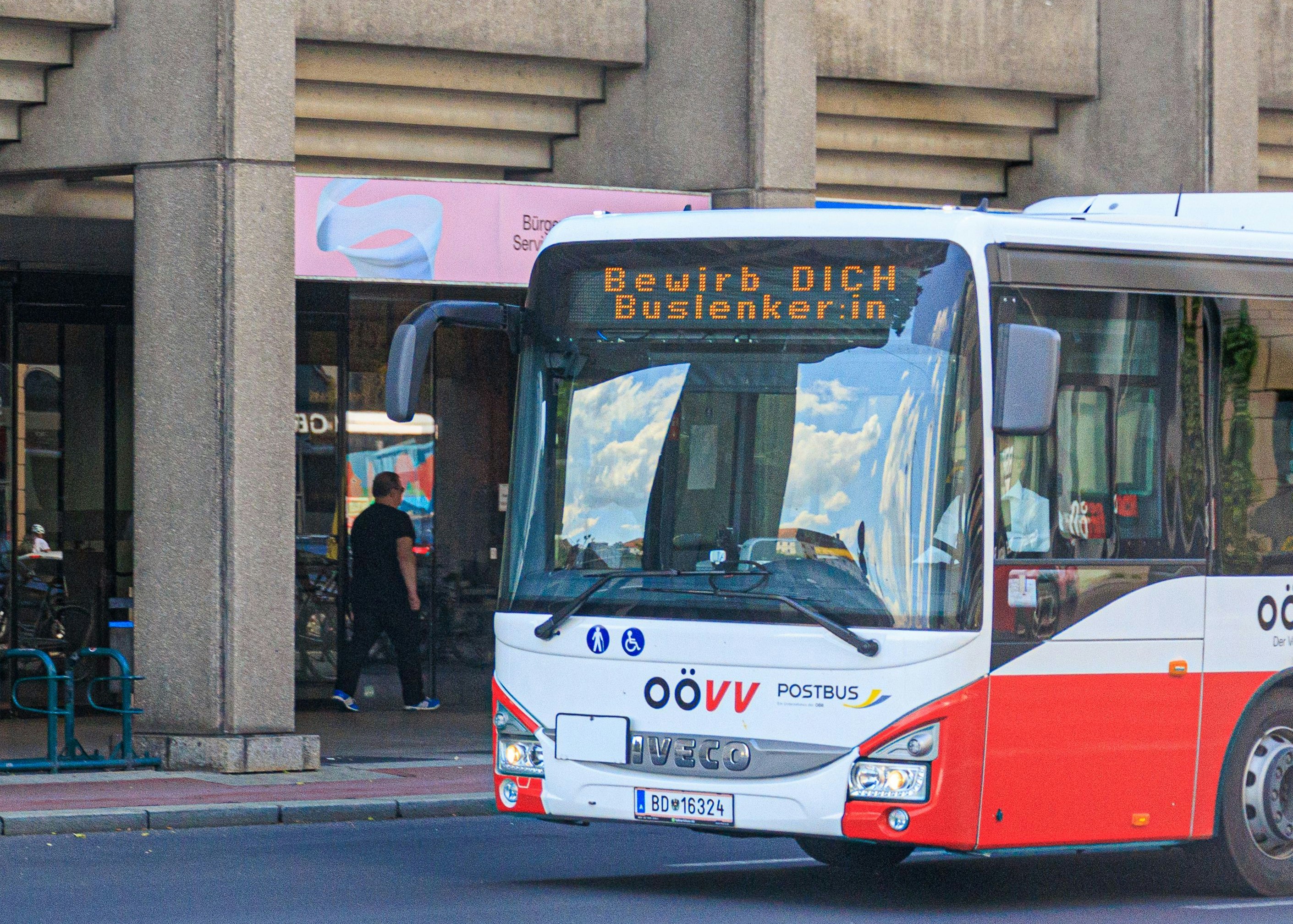 Der OÖ-Verkehrsverbund nutzt auch seine Bus-Anzeigetafeln, um Personal zu finden.