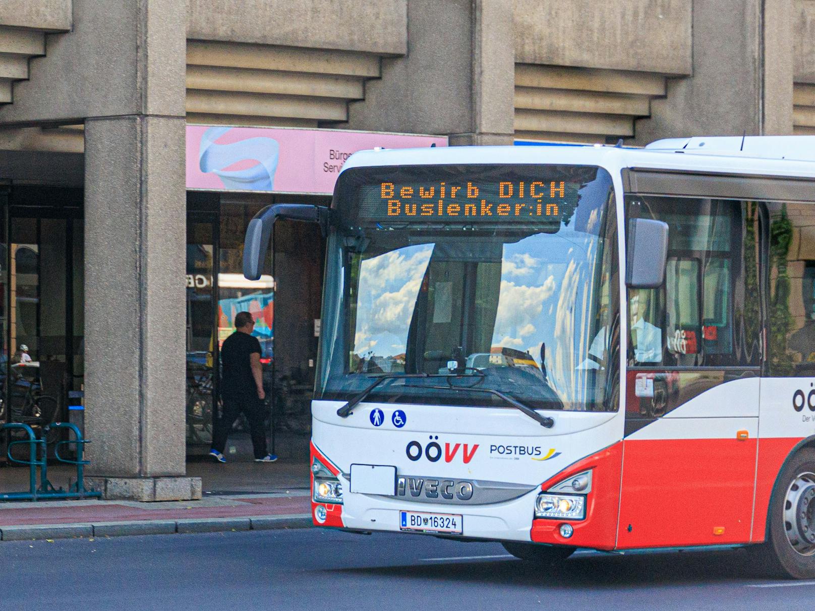 Der OÖ-Verkehrsverbund nutzt auch seine Bus-Anzeigetafeln, um Personal zu finden.
