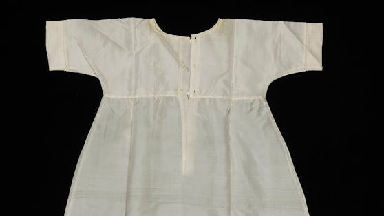 Selten und besonders wettvoll: Ein seidenes Kleid von Kaiserin Sisi wird in Wien verteigert.