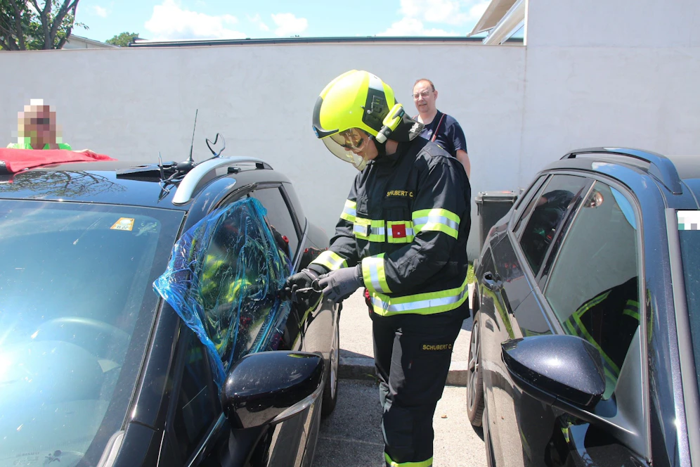 Die Feuerwehr befreite das Kind aus dem Wagen.