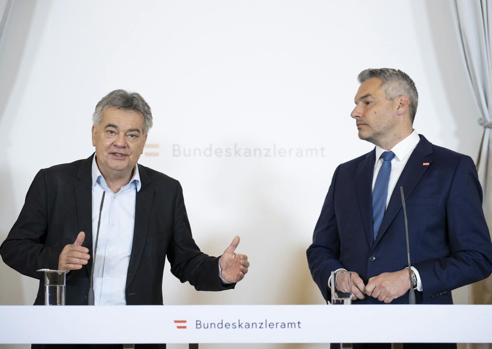 v.l.n.r.: Vizekanzler Werner Kogler (GRÜNE) sowie Bundeskanzler Karl Nehammer (ÖVP) am 14. Juni 2022 während der Pressekonferenz zum 28 Milliarden Euro schweren "Geld-zurück-Paket" gegen die Teuerung.