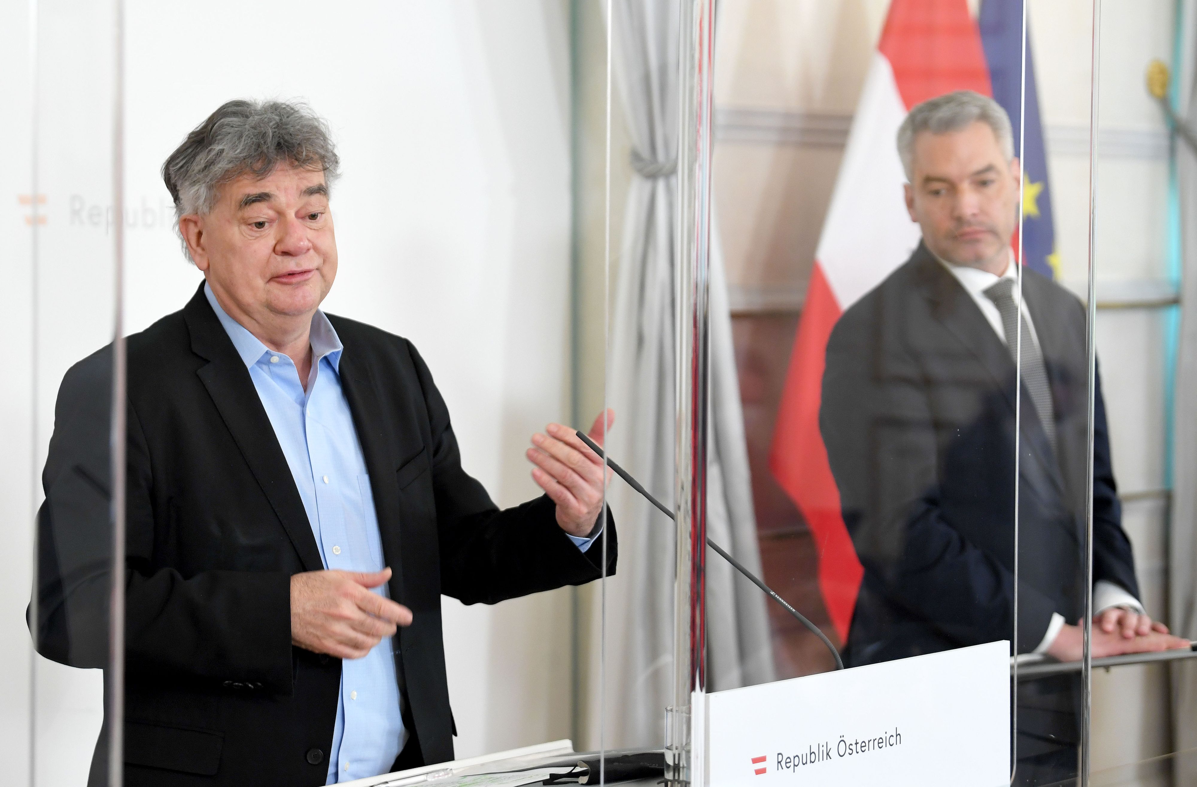 (v.l.) Vizekanzler Werner Kogler (Grüne) und Bundeskanzler Karl Nehammer (ÖVP). Archivbild.
