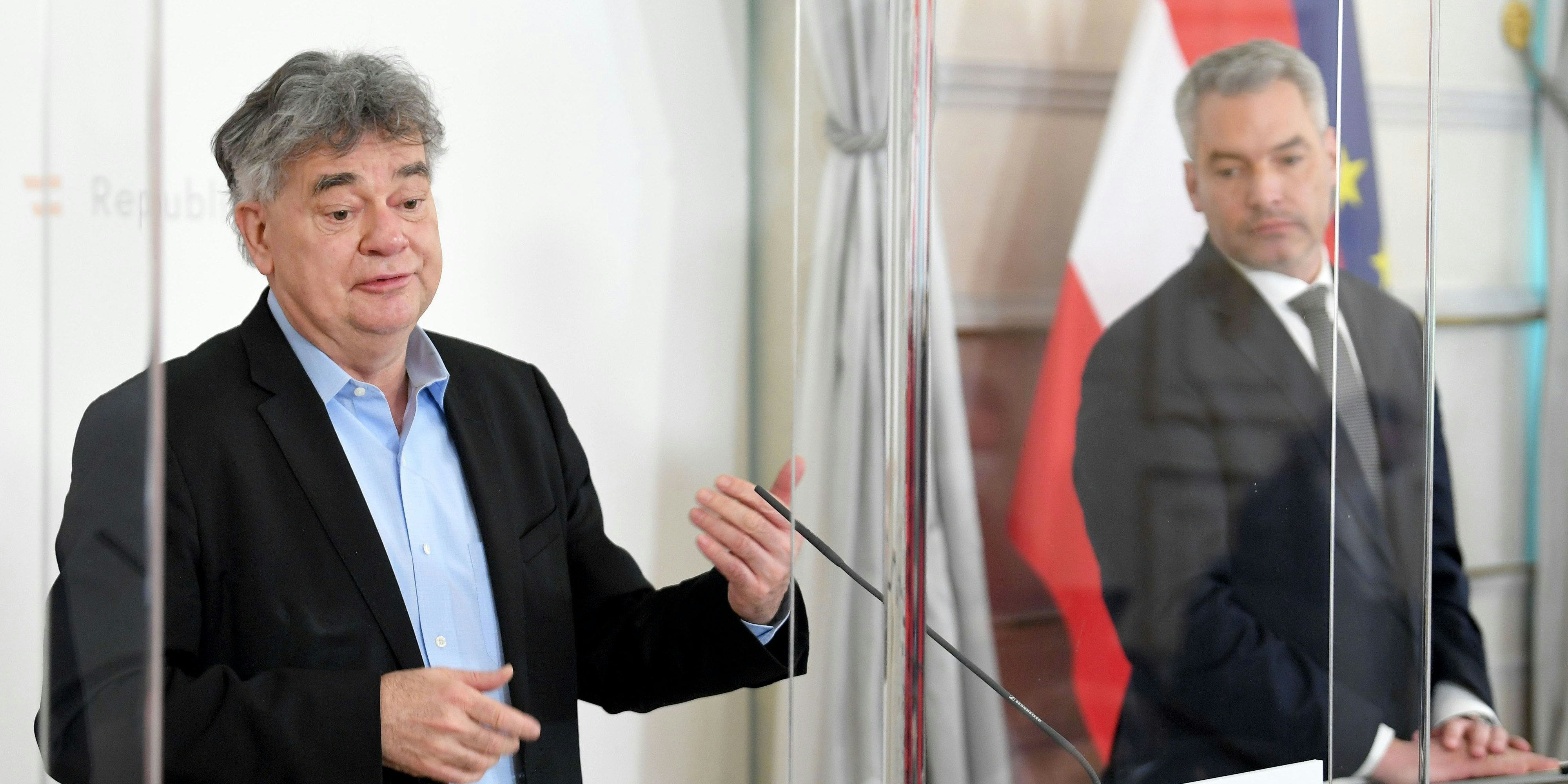 (v.l.) Vizekanzler Werner Kogler (Grüne) und Bundeskanzler Karl Nehammer (ÖVP).