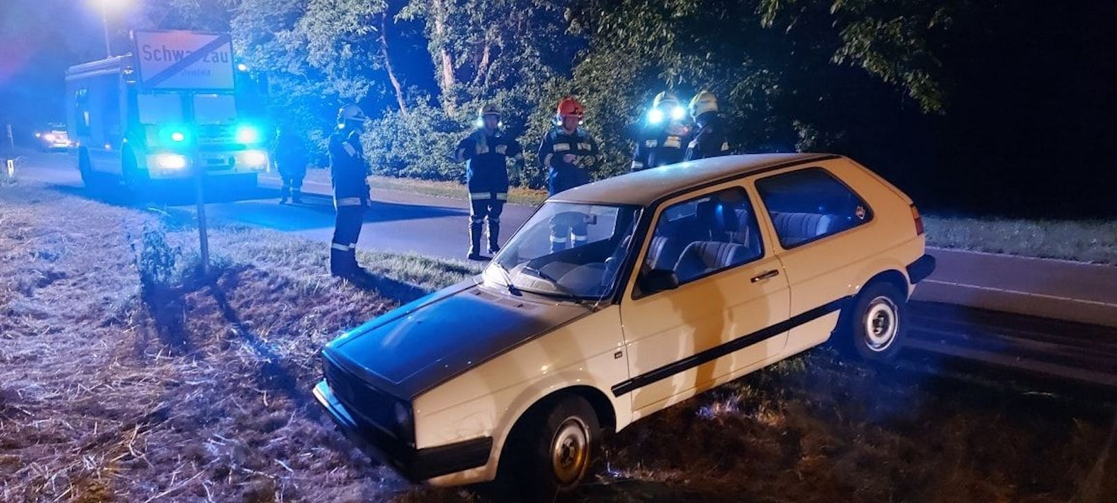 Die Feuerwehr bei der Bergung.