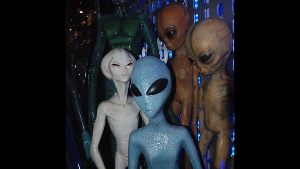 Eine Frau packt über ihre Entführung durch Außerirdische aus.