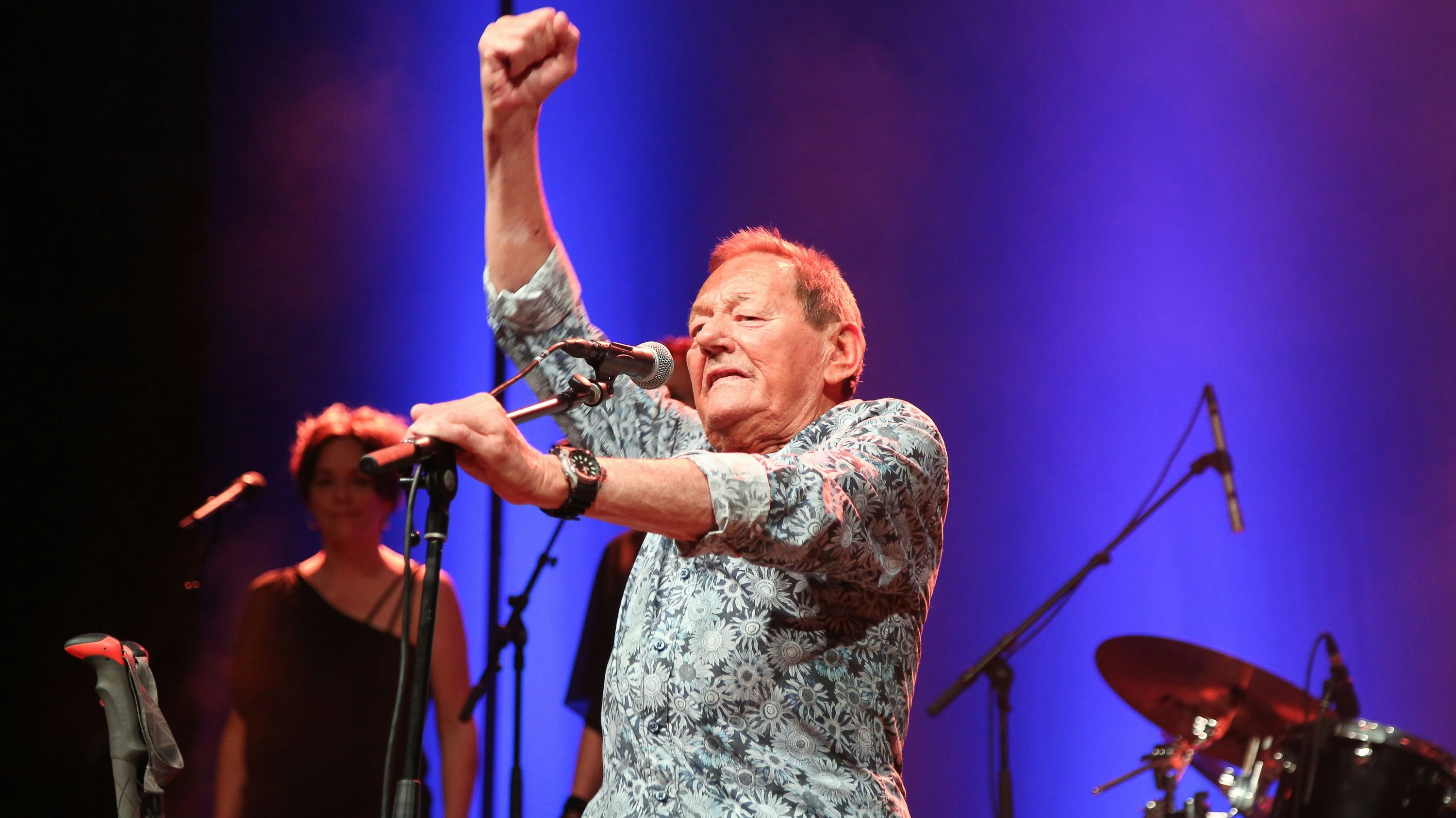 Trotz Rückenschmerzen macht Wolfgang Ambros heute Abend Stimmung in der Wiener Stadthalle.