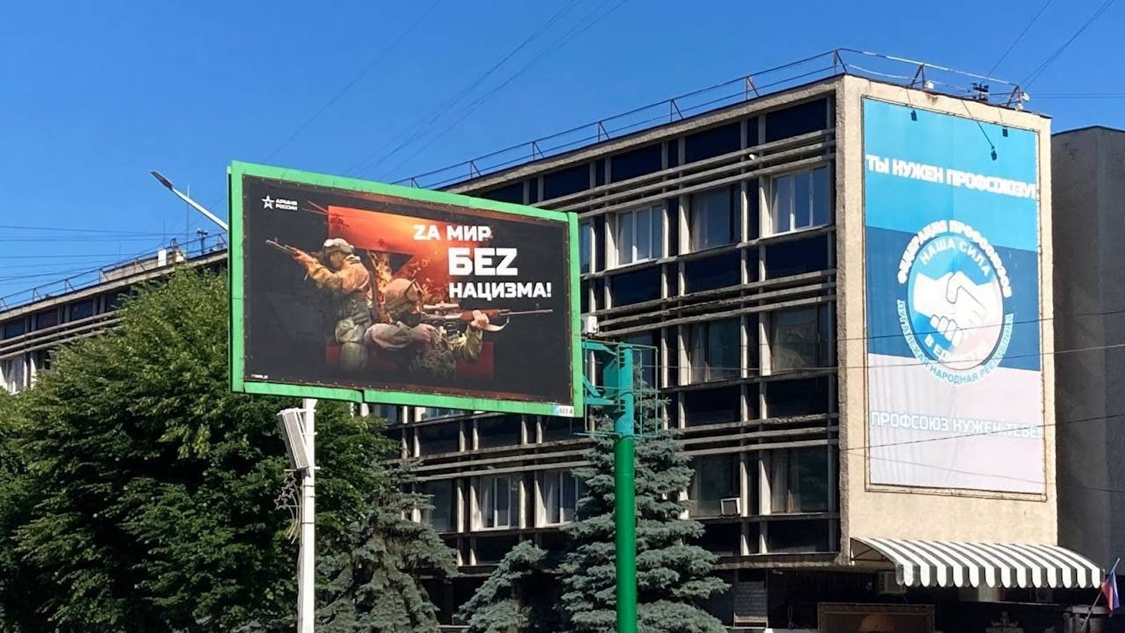 Russische Propaganda-Plakate in Luhansk: "Für einen Frieden ohne Nazis."