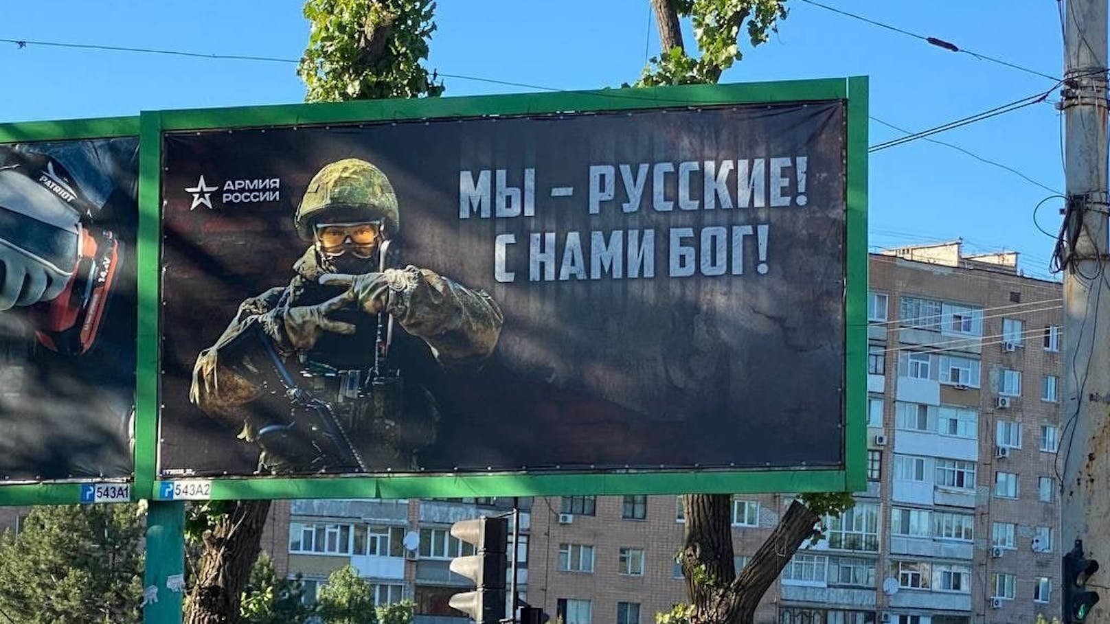 Russische Propaganda-Plakate in Luhansk: "Wir sind Russen! Gott ist mit uns!"