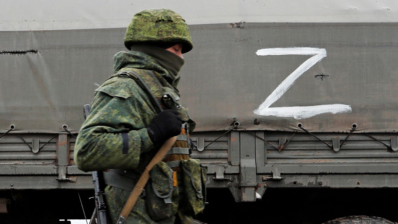 Ein pro-russischer Milizkämpfer vor einem "Z"-Symbol auf einem Lkw.