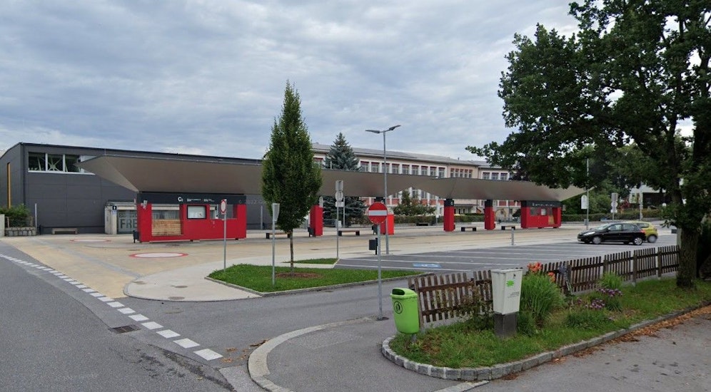 Das ist die Volksschule, in die die Kinder gehen.