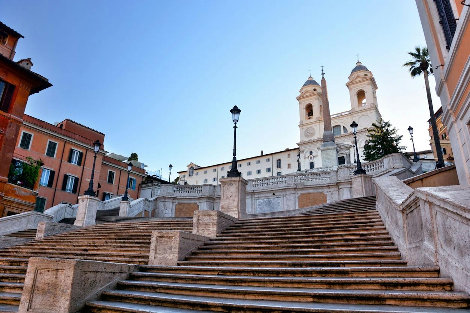 Die Spanische Treppe ist eine der am stärksten bewachten Sehenswürdigkeiten in der italienischen Hauptstadt und UNESCO Weltkulturerbe.
