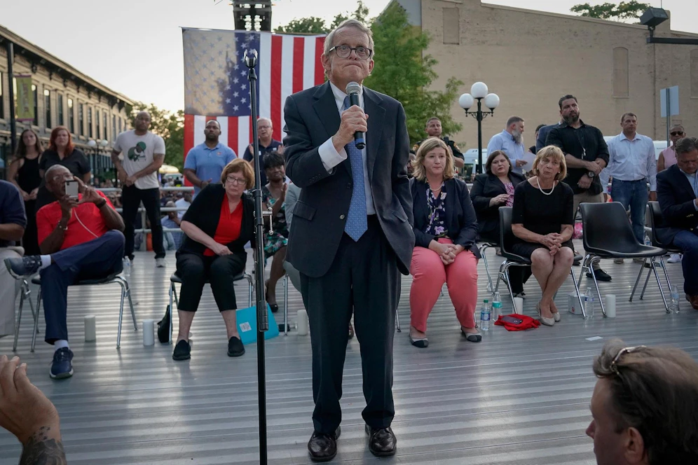 Will 100 Millionen Dollar für die Verbesserung der Sicherheit an Schulen ausgeben: Der Gouverneur von Ohio, Mike DeWine, spricht an einer Mahnwache in Dayton. (Archivbild)