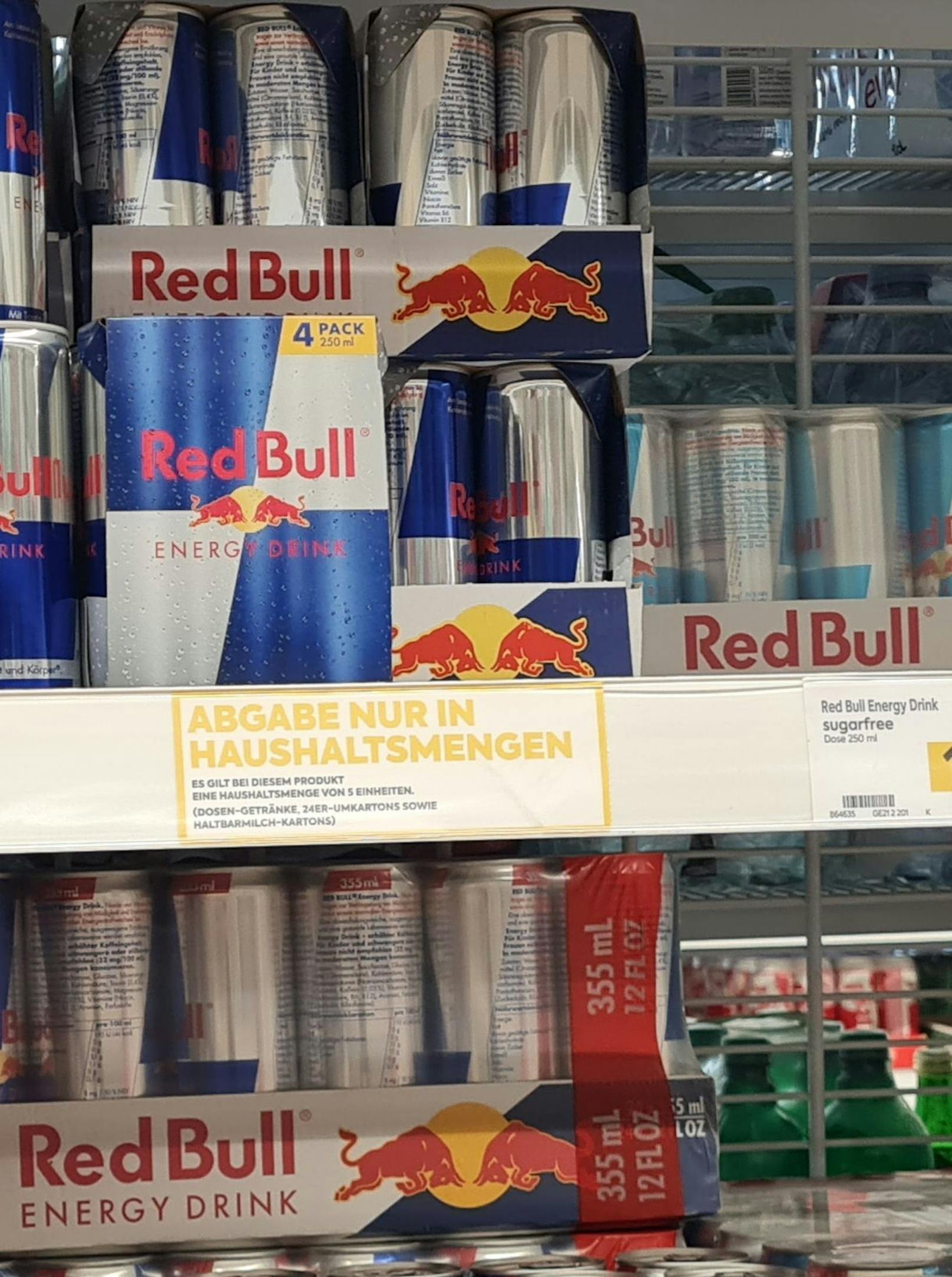 Red Bull-Dosen im Supermarkt