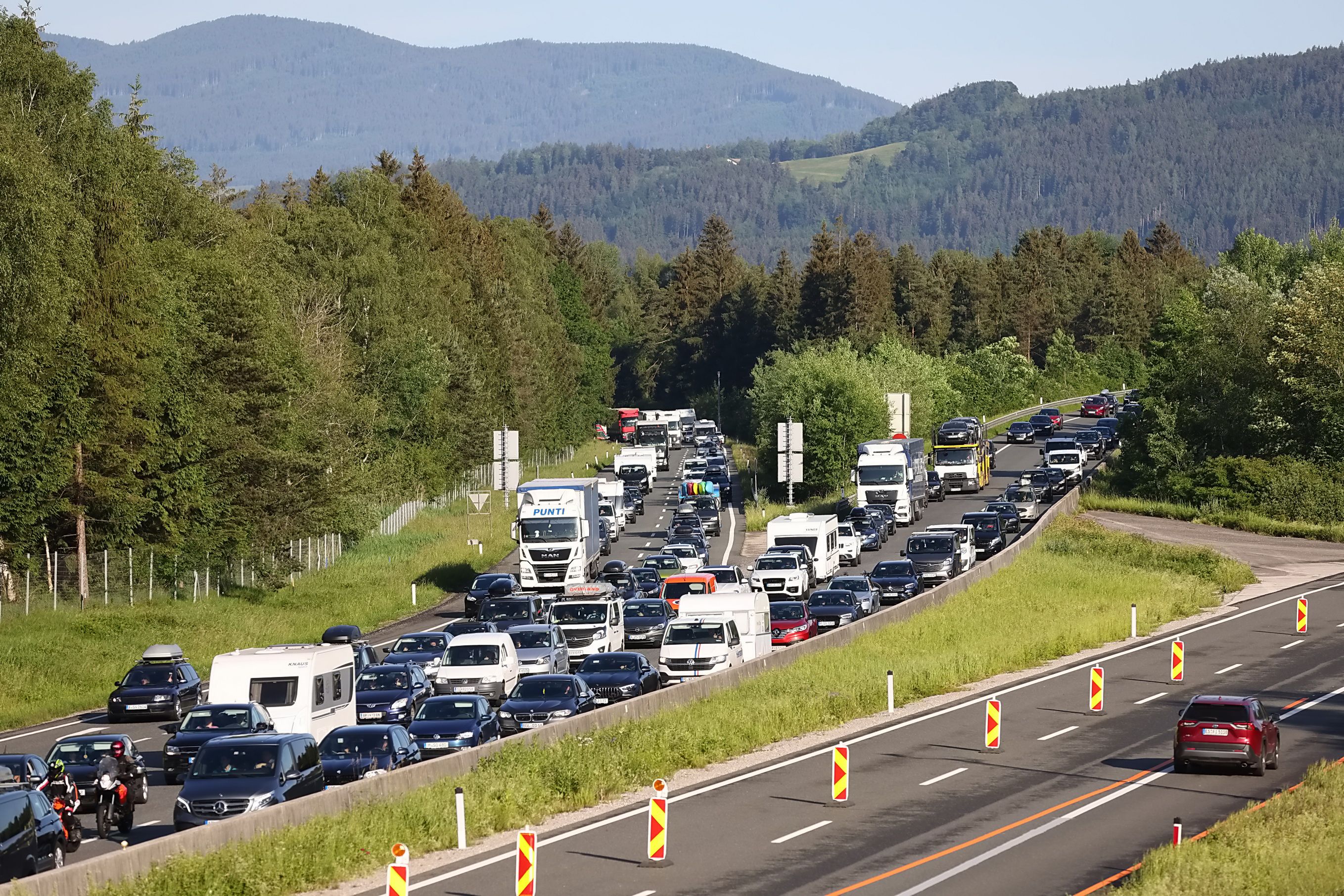 Verkehrsexperten prophezeien ab Mittwochnachmittag starke Staus und stundenlange Wartezeiten.