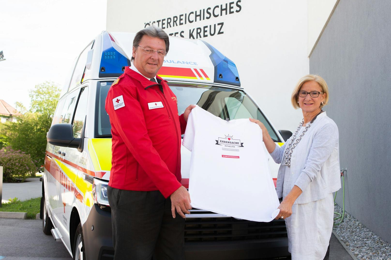 Rotes Kreuz NÖ-Chef Josef Schmoll mit Johanna Mikl-Leitner.