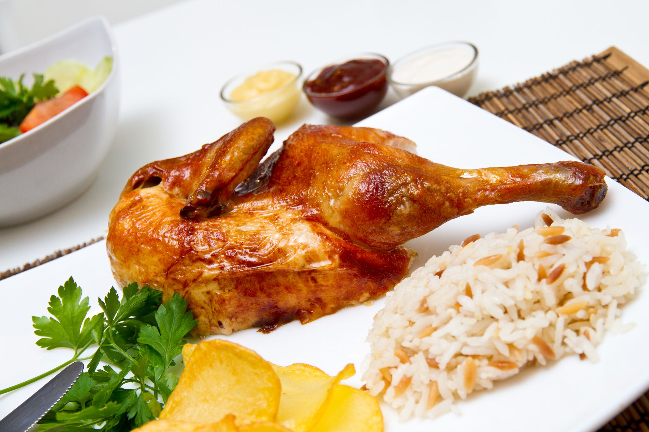 Für etwas über 20 Euro gibt es allerdings nur ein halbes Grillhendl – die Beilagen sind nicht im Preis inkludiert. (Symbolbild)